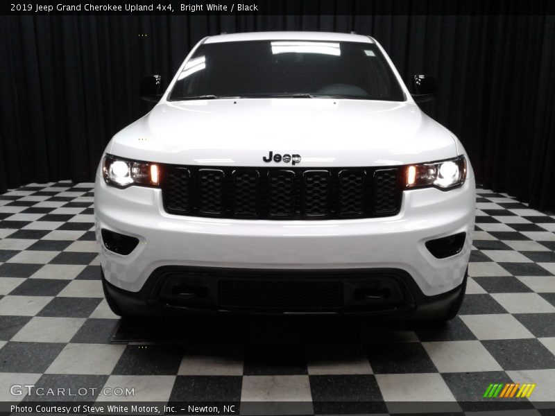 Bright White / Black 2019 Jeep Grand Cherokee Upland 4x4