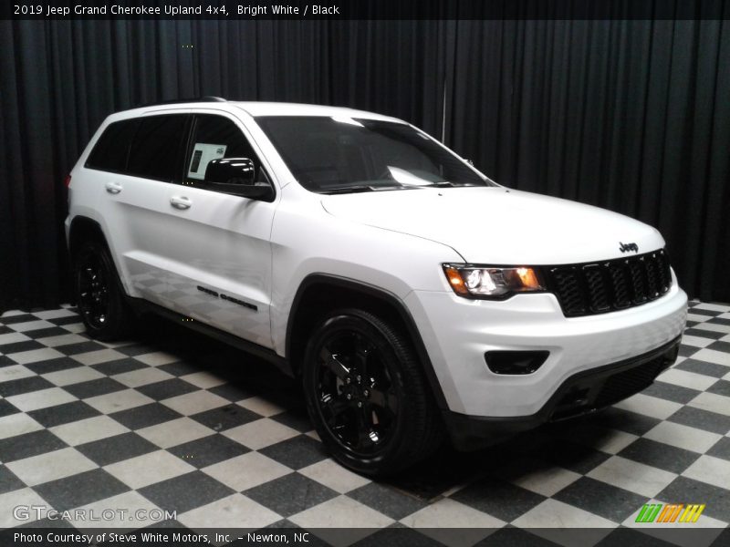 Bright White / Black 2019 Jeep Grand Cherokee Upland 4x4