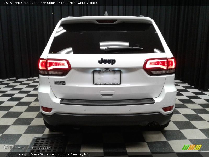 Bright White / Black 2019 Jeep Grand Cherokee Upland 4x4