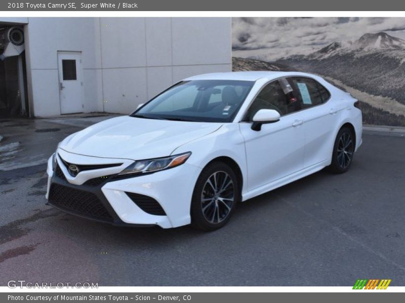 Super White / Black 2018 Toyota Camry SE