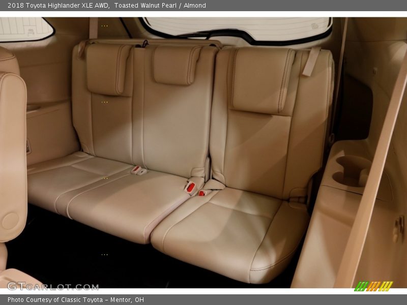 Toasted Walnut Pearl / Almond 2018 Toyota Highlander XLE AWD