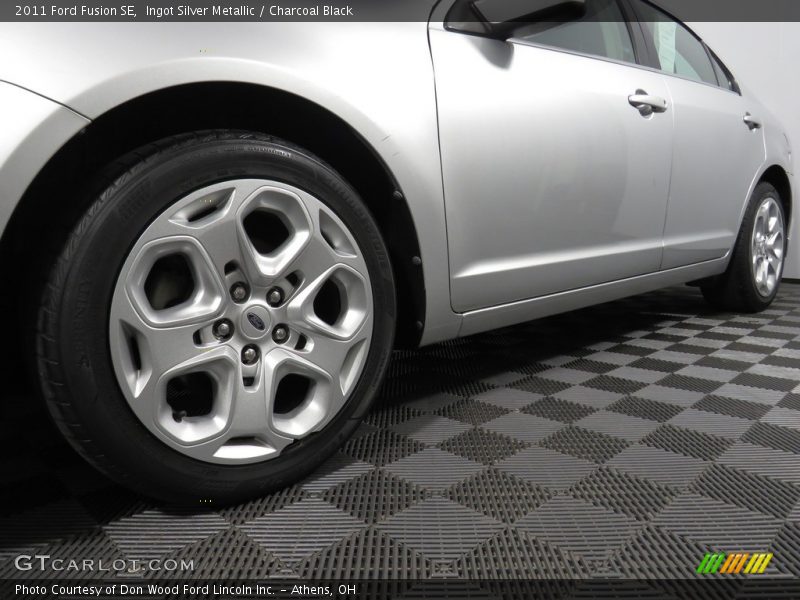 Ingot Silver Metallic / Charcoal Black 2011 Ford Fusion SE