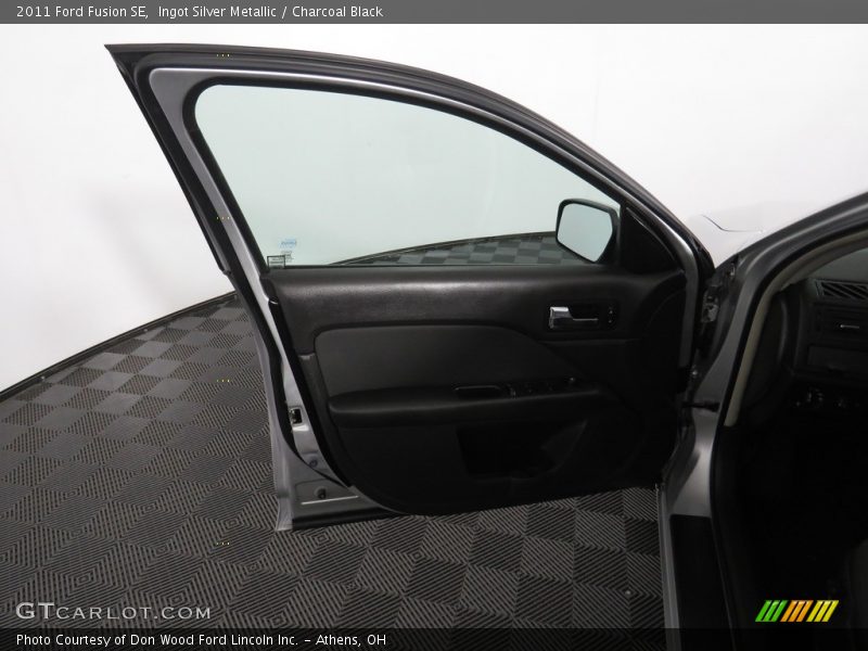 Ingot Silver Metallic / Charcoal Black 2011 Ford Fusion SE