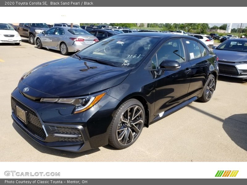 Front 3/4 View of 2020 Corolla SE