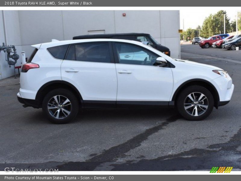 Super White / Black 2018 Toyota RAV4 XLE AWD