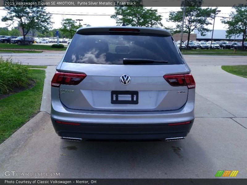 Pyrite Silver Metallic / Titan Black 2019 Volkswagen Tiguan SE 4MOTION