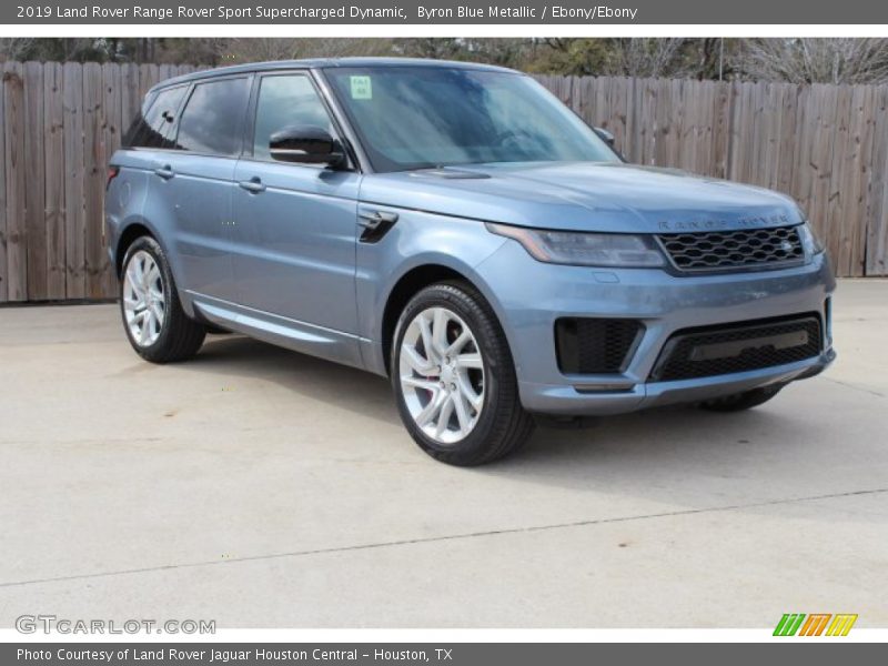 Front 3/4 View of 2019 Range Rover Sport Supercharged Dynamic