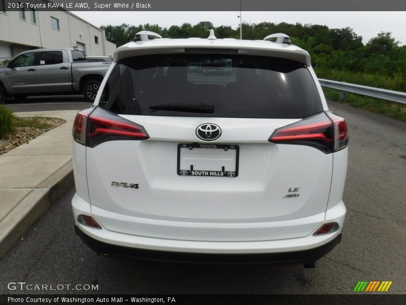 Super White / Black 2016 Toyota RAV4 LE AWD