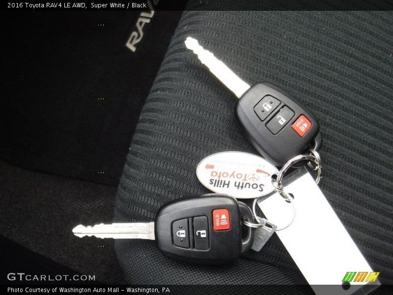 Super White / Black 2016 Toyota RAV4 LE AWD