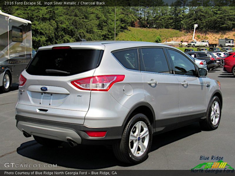 Ingot Silver Metallic / Charcoal Black 2016 Ford Escape SE