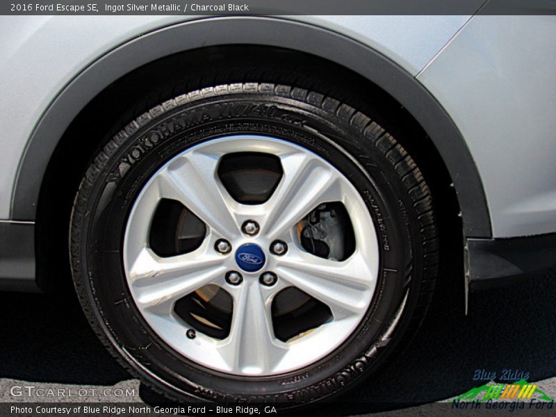 Ingot Silver Metallic / Charcoal Black 2016 Ford Escape SE