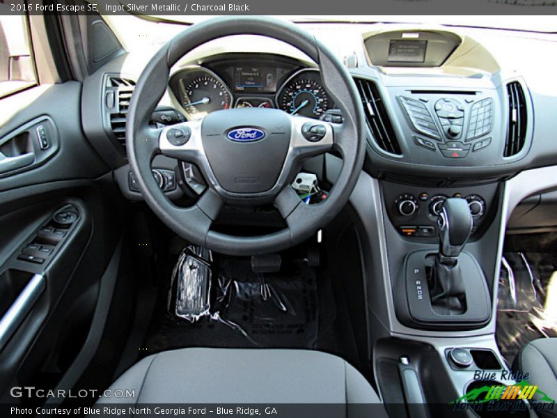 Ingot Silver Metallic / Charcoal Black 2016 Ford Escape SE
