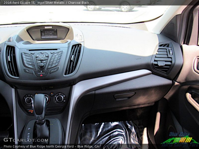 Ingot Silver Metallic / Charcoal Black 2016 Ford Escape SE