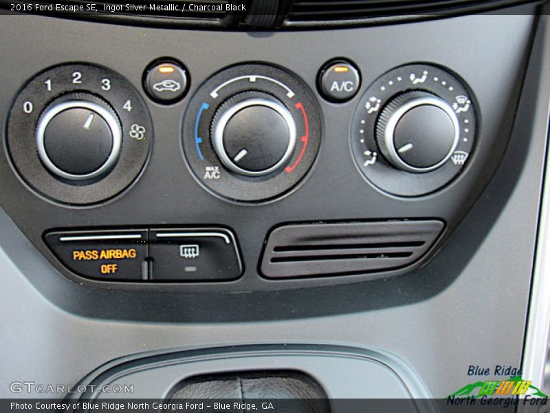Ingot Silver Metallic / Charcoal Black 2016 Ford Escape SE