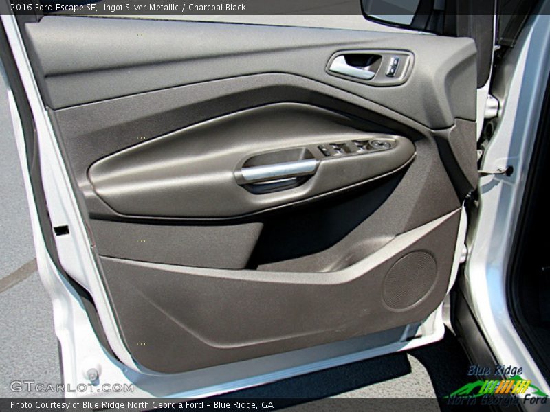 Ingot Silver Metallic / Charcoal Black 2016 Ford Escape SE