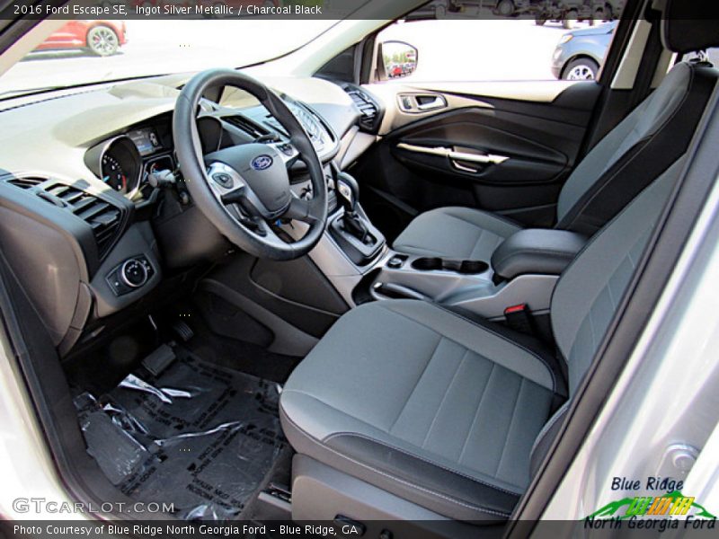 Ingot Silver Metallic / Charcoal Black 2016 Ford Escape SE