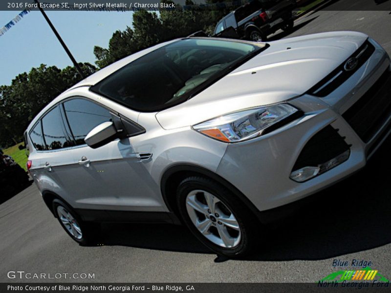 Ingot Silver Metallic / Charcoal Black 2016 Ford Escape SE