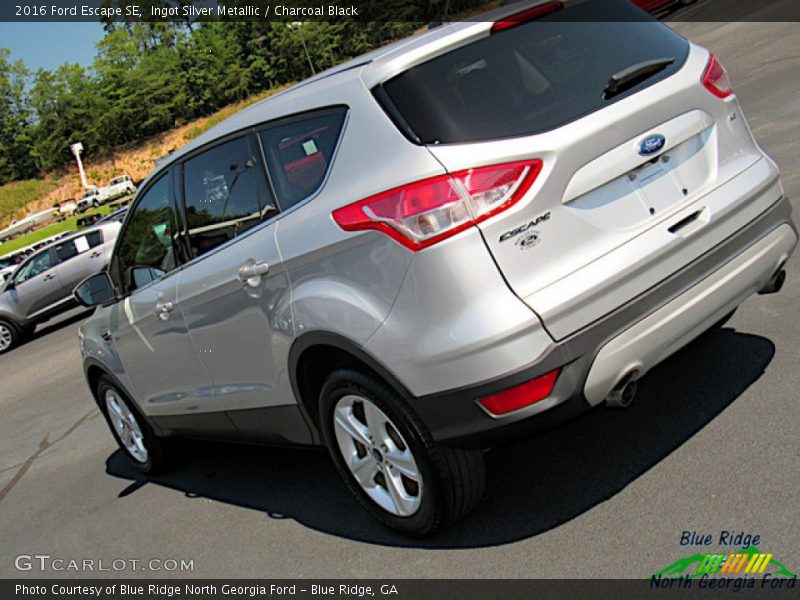 Ingot Silver Metallic / Charcoal Black 2016 Ford Escape SE