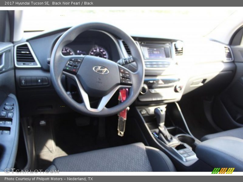 Black Noir Pearl / Black 2017 Hyundai Tucson SE
