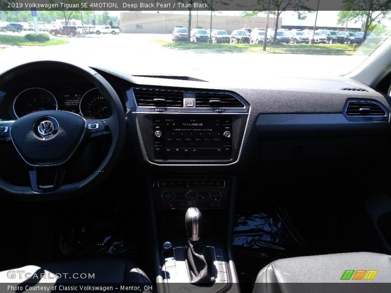 Deep Black Pearl / Titan Black 2019 Volkswagen Tiguan SE 4MOTION