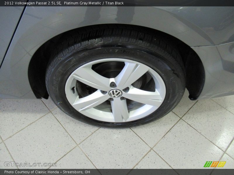 Platinum Gray Metallic / Titan Black 2012 Volkswagen Passat 2.5L SE