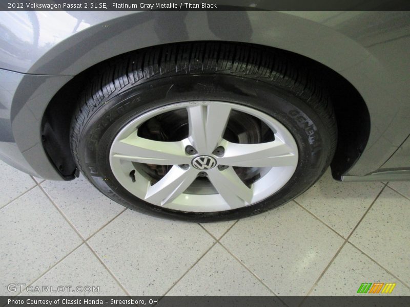 Platinum Gray Metallic / Titan Black 2012 Volkswagen Passat 2.5L SE