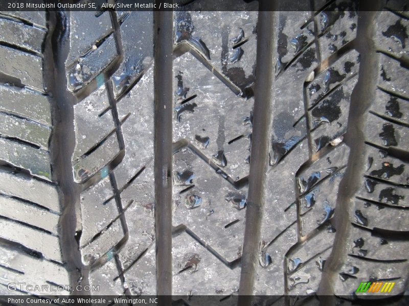 Alloy Silver Metallic / Black 2018 Mitsubishi Outlander SE
