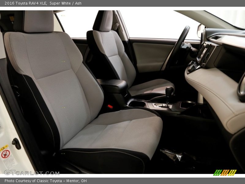 Super White / Ash 2016 Toyota RAV4 XLE