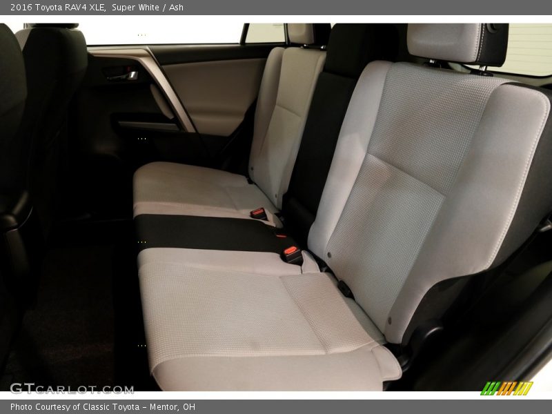 Super White / Ash 2016 Toyota RAV4 XLE