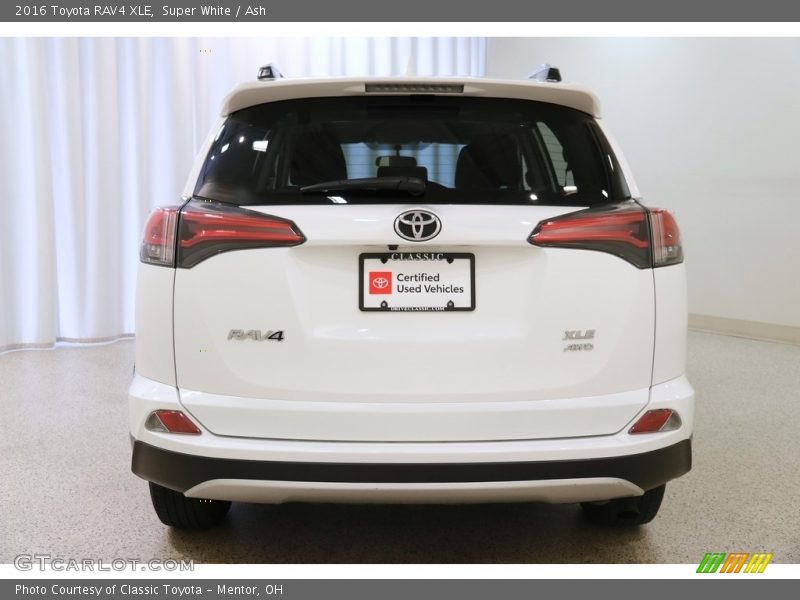 Super White / Ash 2016 Toyota RAV4 XLE