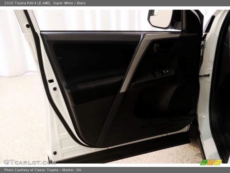 Super White / Black 2016 Toyota RAV4 LE AWD