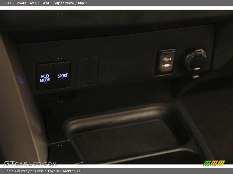 Super White / Black 2016 Toyota RAV4 LE AWD