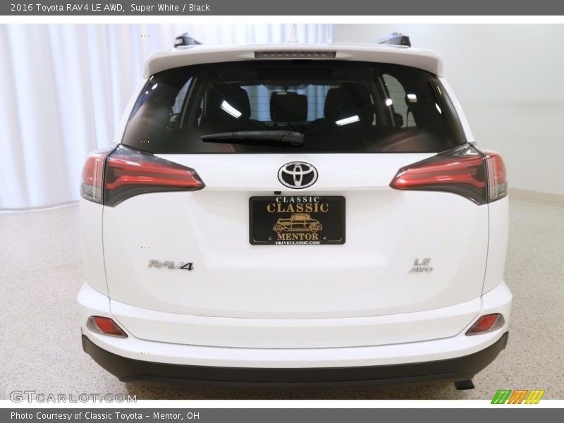 Super White / Black 2016 Toyota RAV4 LE AWD