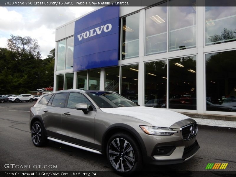 Front 3/4 View of 2020 V60 Cross Country T5 AWD