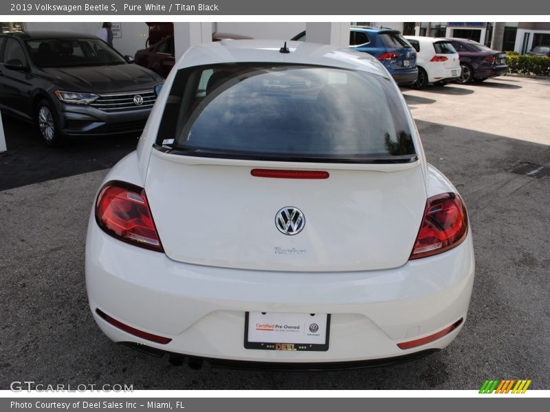 Pure White / Titan Black 2019 Volkswagen Beetle S