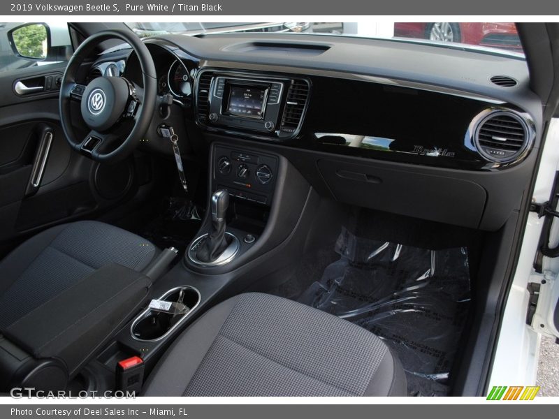 Pure White / Titan Black 2019 Volkswagen Beetle S