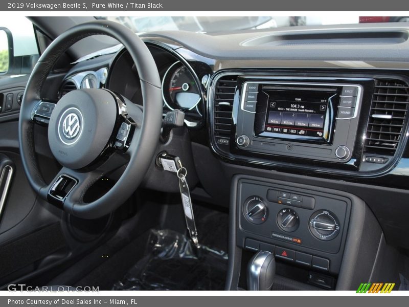 Pure White / Titan Black 2019 Volkswagen Beetle S