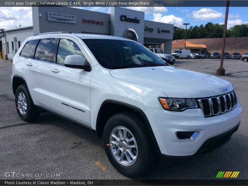Bright White / Light Frost Beige/Black 2020 Jeep Grand Cherokee Laredo E 4x4
