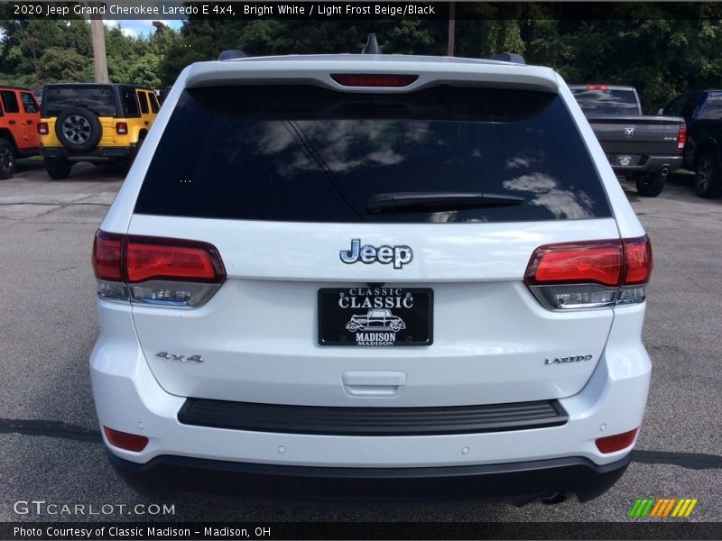 Bright White / Light Frost Beige/Black 2020 Jeep Grand Cherokee Laredo E 4x4