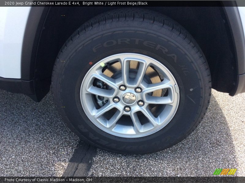 Bright White / Light Frost Beige/Black 2020 Jeep Grand Cherokee Laredo E 4x4
