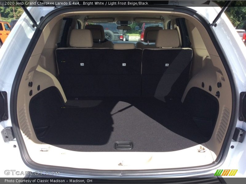 Bright White / Light Frost Beige/Black 2020 Jeep Grand Cherokee Laredo E 4x4