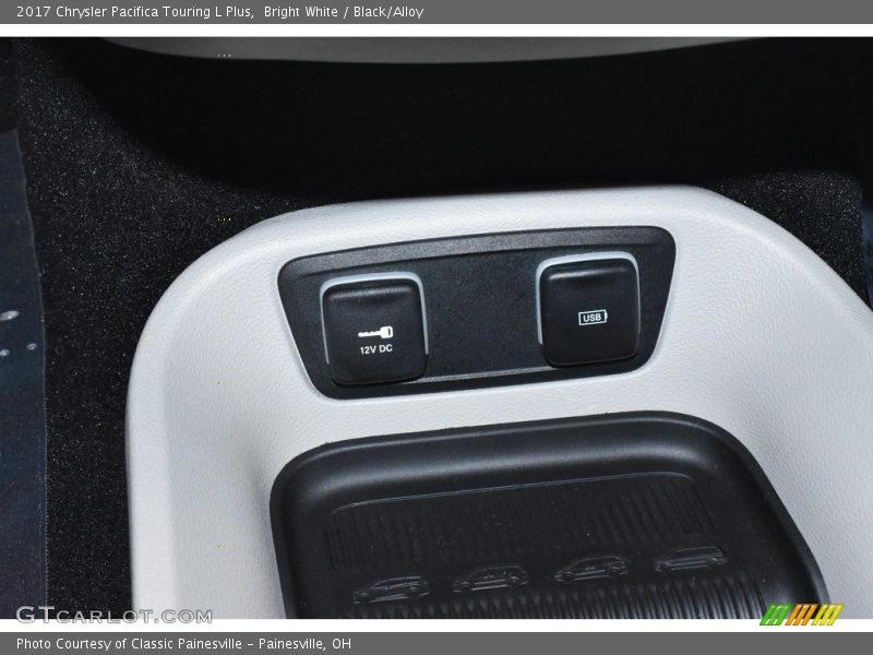 Bright White / Black/Alloy 2017 Chrysler Pacifica Touring L Plus