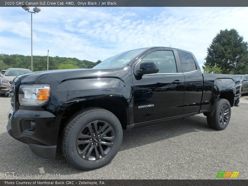 Front 3/4 View of 2020 Canyon SLE Crew Cab 4WD