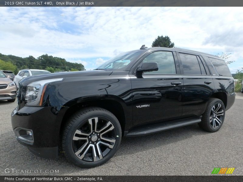 Front 3/4 View of 2019 Yukon SLT 4WD