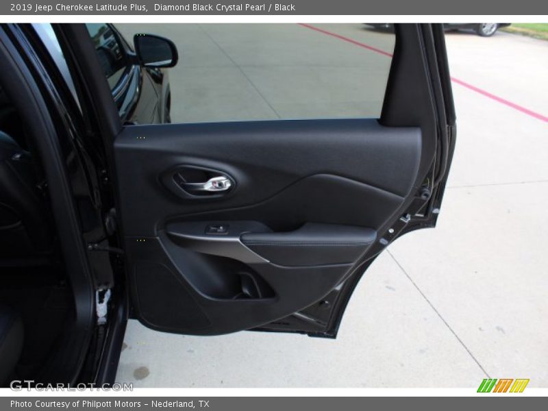 Diamond Black Crystal Pearl / Black 2019 Jeep Cherokee Latitude Plus
