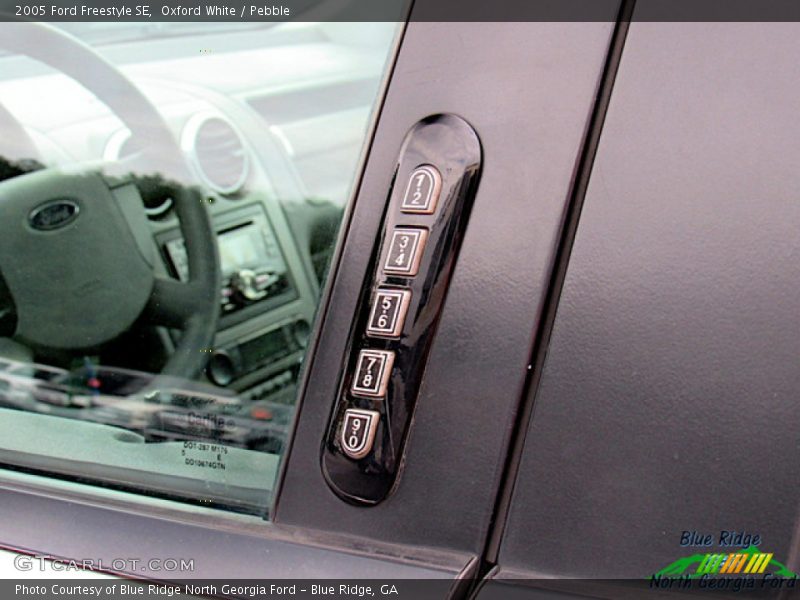 Oxford White / Pebble 2005 Ford Freestyle SE