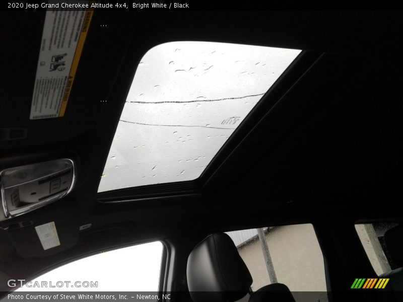 Bright White / Black 2020 Jeep Grand Cherokee Altitude 4x4