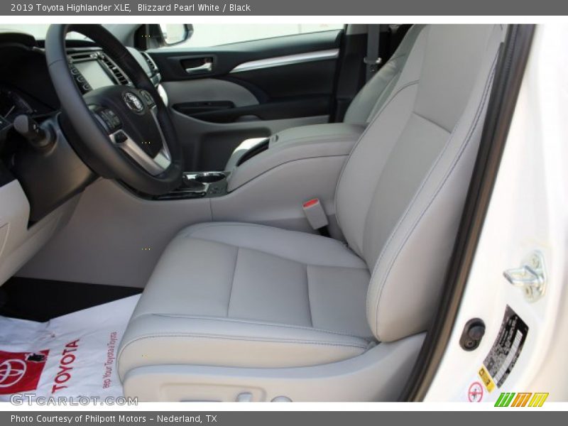 Blizzard Pearl White / Black 2019 Toyota Highlander XLE