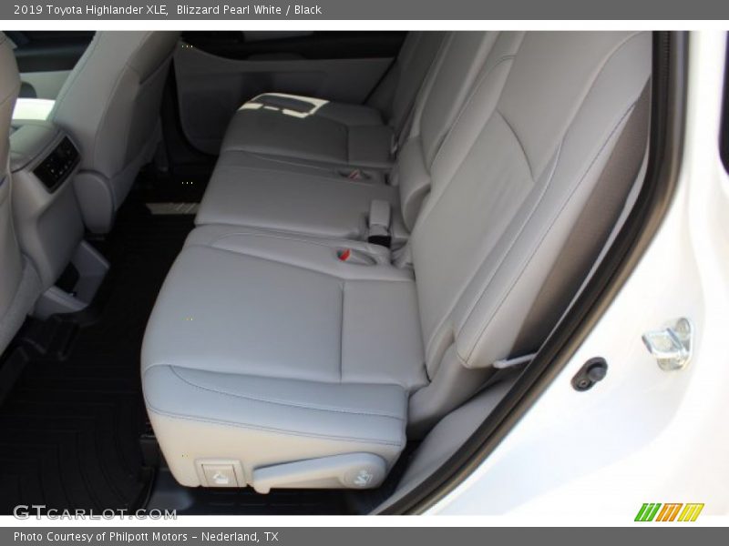 Blizzard Pearl White / Black 2019 Toyota Highlander XLE