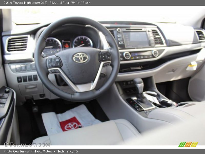 Blizzard Pearl White / Black 2019 Toyota Highlander XLE